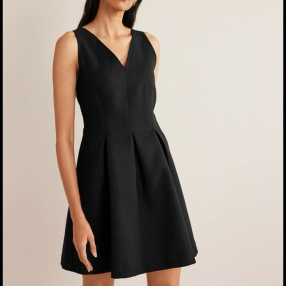KEEPSAKE the Label Dresses & Skirts - Keepsake The Label Black Deep V-neck sleeveless size medium midi Dress